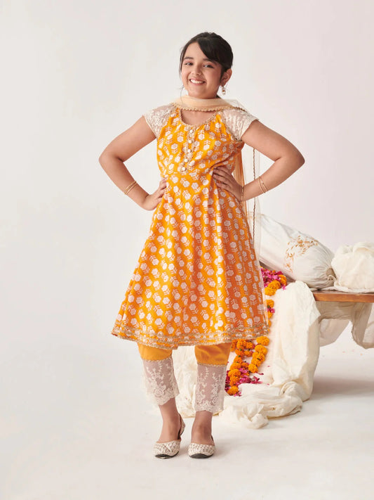 Girls Floral Printed Regular Kurta With Pyjamas & With Dupatta( Orange)